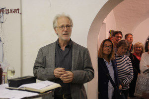 Ernest A. Kienzl eröffnet die Ausstellung