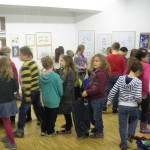 Kinder der Mary Ward Volksschule in der Ausstellung