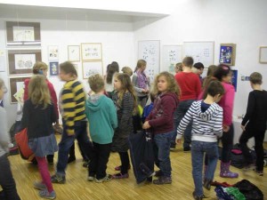 Kinder der Mary Ward Volksschule in der Ausstellung