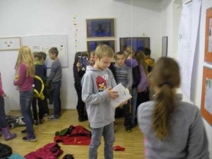 Kinder der Mary Ward Volksschule in der Ausstellung