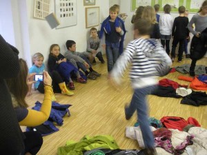 Kinder der Mary Ward Volksschule in der Ausstellung