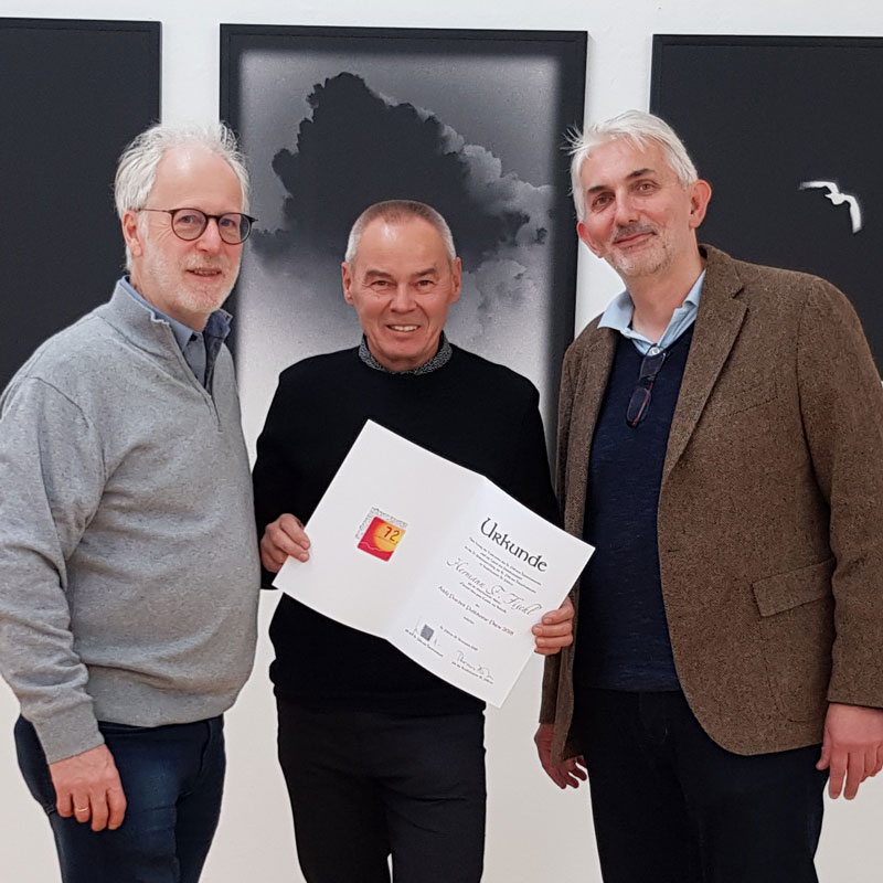 Ernest A. Kienzl und Museumsleiter Thomas Pulle gratulieren dem Preisträger Hermann F. Fischl