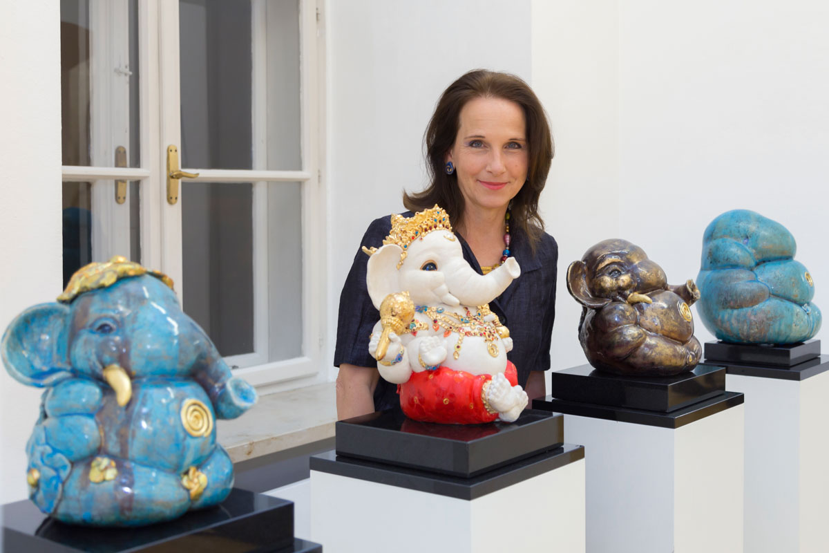 Brigitte Saugstad mit vier Ganeshas